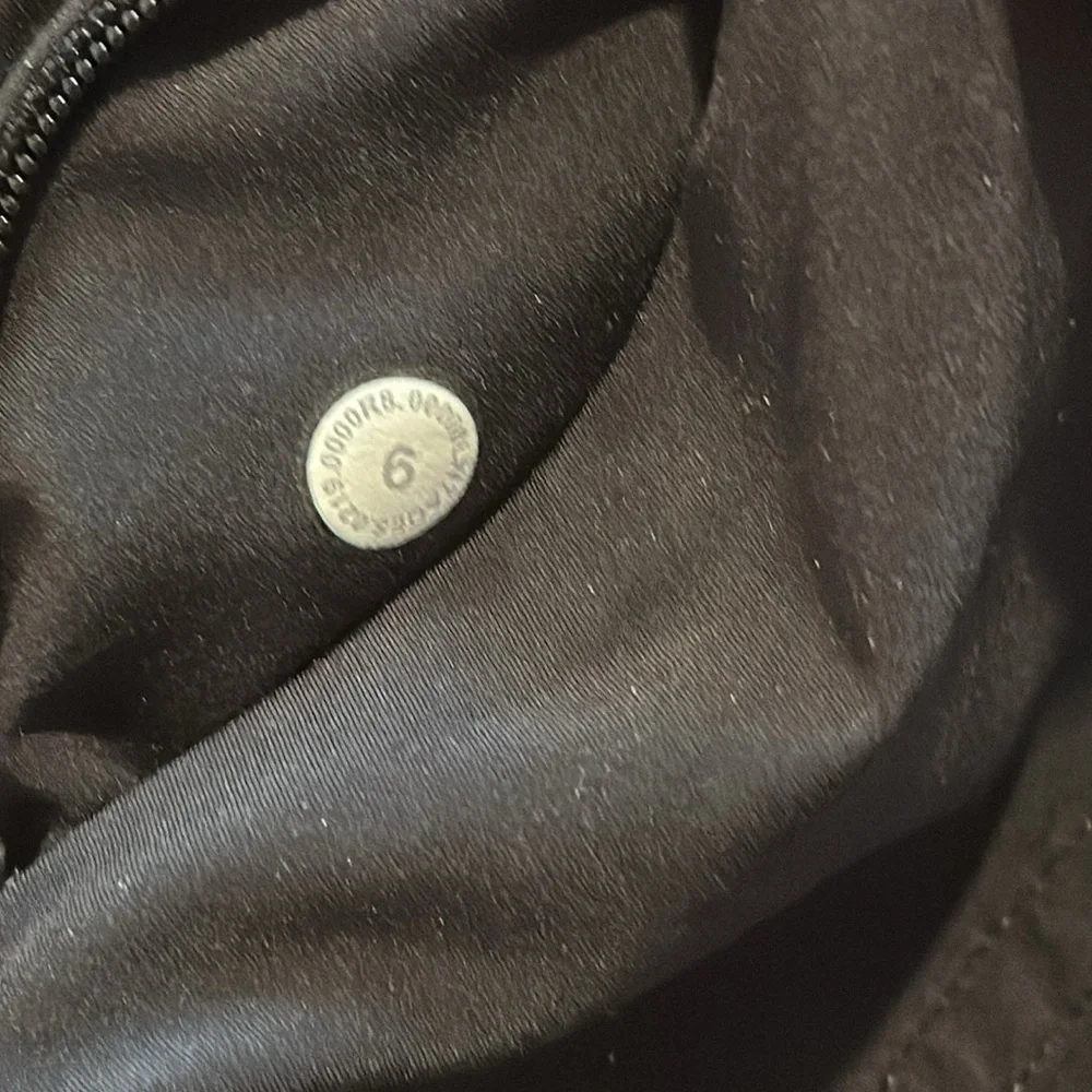 lululemon black shorts, size 6 - Picture 4 of 4
